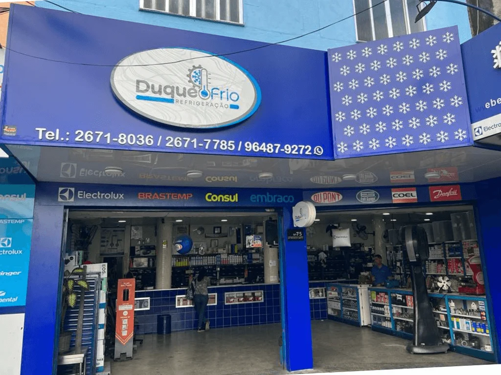 Loja física da Duque Frio, com balcão de atendimento e peças para refrigeração